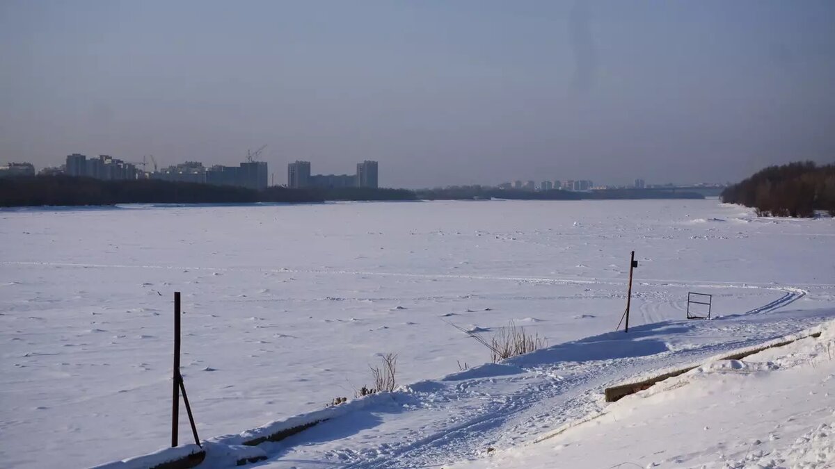     На регион обрушились морозы и на Туре образовался приличный слой снега. Однако уровень воды в реке сейчас на 49 сантиметров превышает былой минимальный показатель на текущую дату. Как экстремальные холода скажутся на Туре и разольется ли река весной?