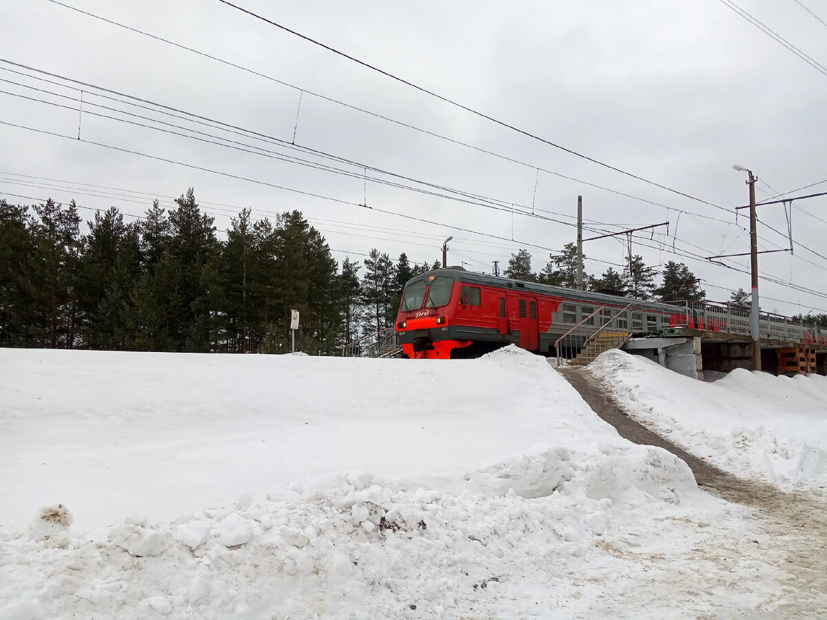 ЭД4М-0055 отправляется на Москву, а я тихонько подхожу к платформе  с автобусной остановки.