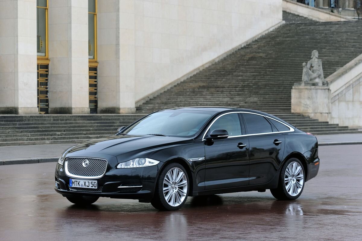 Кто он? В IV поколении XJ уже мало похож на классические седаны Jaguar — у него современная, спортивная и даже агрессивная внешность. А покатая крыша придаёт ему черты большого купе.-2