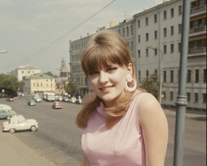 В 1967 году фотограф запечатлел Марианну на фоне летней Москвы.