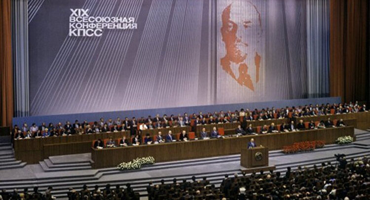XIX всесоюзная конференция КПСС - высший совещательных орган партийных организаций СССР. Принимаемые ею резолюции были обязательны к исполнению. Прошла с 28.06 по 01.07.1988 в Москве.