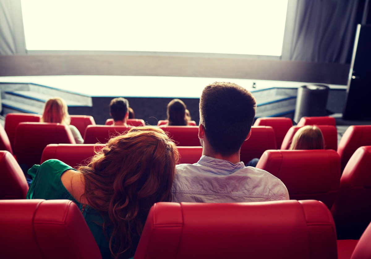 Go on the cinema. Парень с девушкой в кинотеатре. Парочка в кинотеатре. Фотосессия в кинотеатре. Пара в кинотеатре со спины