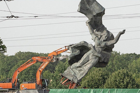 Снос памятника Освободителям Риги от немецко-фашистских захватчиков. Фото: sputniknews.com.