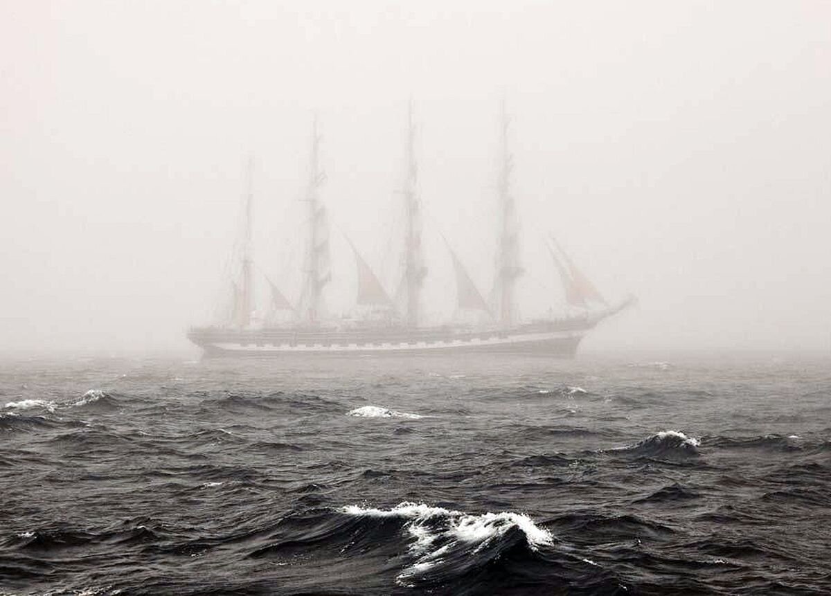 Мираж фата-моргана. Летучий голландец мираж. Фата-моргана природное явление. Море туман корабль. Художник-маринист montague dawson.