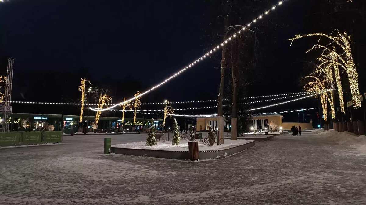     К Новому году активно готовятся в Нижнем Новгороде. В общей сложности на территории города разместят три тысячи световых конструкций. Эту новость озвучили в департаменте градостроительного развития и архитектуры Нижнего Новгорода.