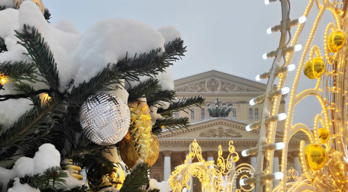 Большой театр. В столичных дворах — не проехать, но подступы к Большому театру расчищают барышни в форме городских служб. Фото Елены Аникиной