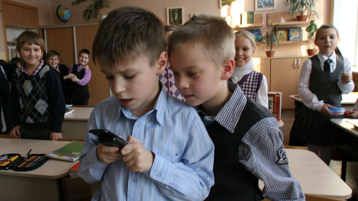    ГД приняла закон об ограничении использования мобильников в школах: что думают на этот счет эксперты© РИА Новости / Игорь Зарембо