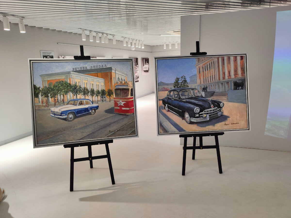 При входе стильные картины с персонажами выставки