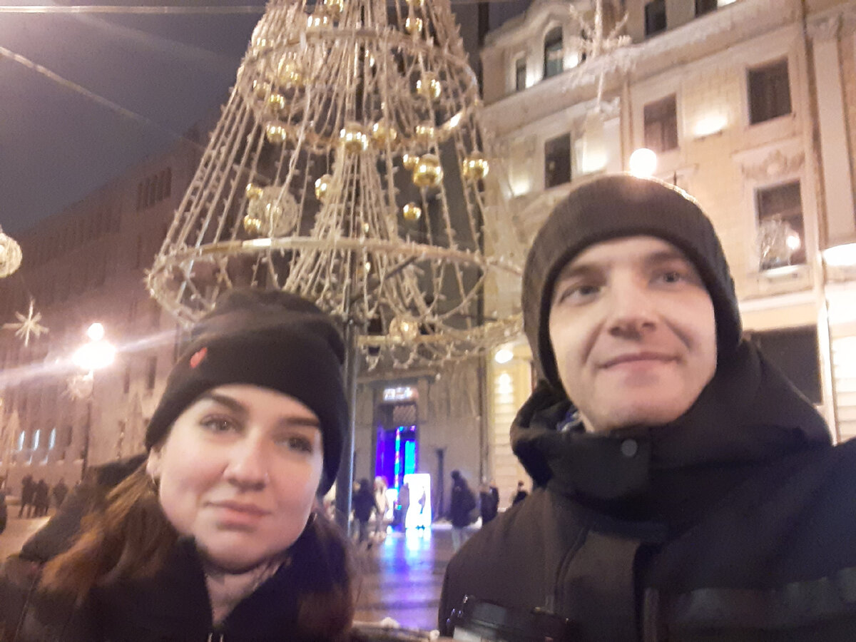 С Алисой после стрима. Извините за качество, на этом телефоне камера похуже. Мой основной телефон разрядился из-за мороза. 