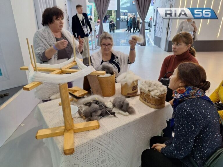    На выставке «Россия» прошла триумфальная презентация оренбургского пухового платка Андрей Севостьянов