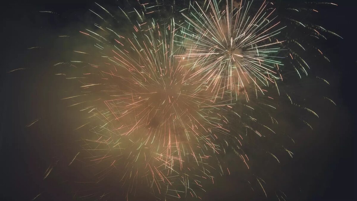     Компания молодых людей устроила «дуэль» на фейерверках в одном из дворов, инцидент попал на видео.