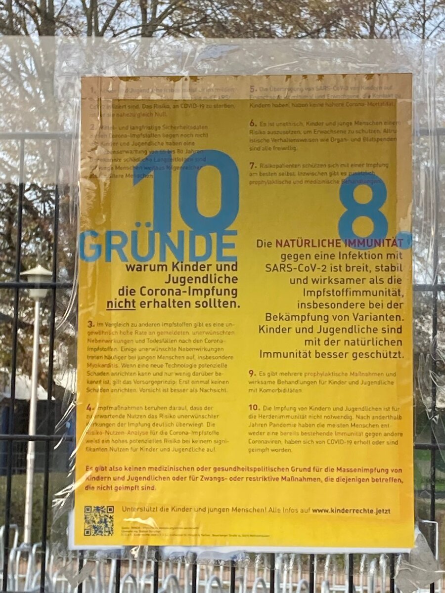 Плакат на остановке, который меня очень удивил тогда. Описаны 10 пунктов отказа от известной вакцины для детей.