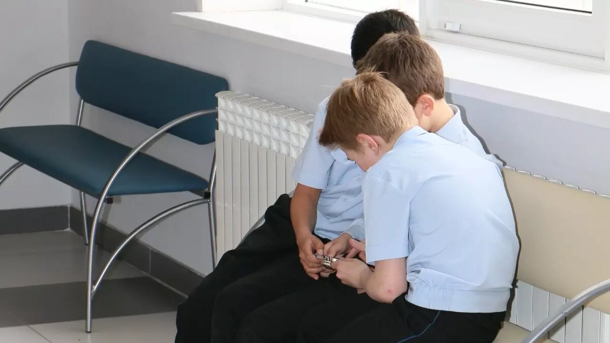     Госдума приняла изменения в закон, запрещающие во время уроков в школе пользоваться телефонами, в том числе в Ростовской области, сообщил в Telegram председатель Думы Вячеслав Володин.