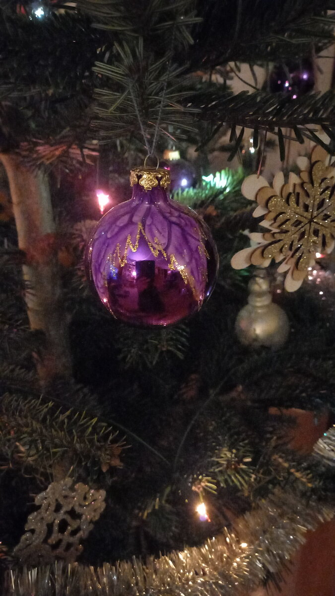 Дома у ёлки.