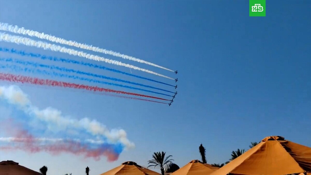    Российский флаг появился в небе над    Абу-Даби    в честь визита Путина