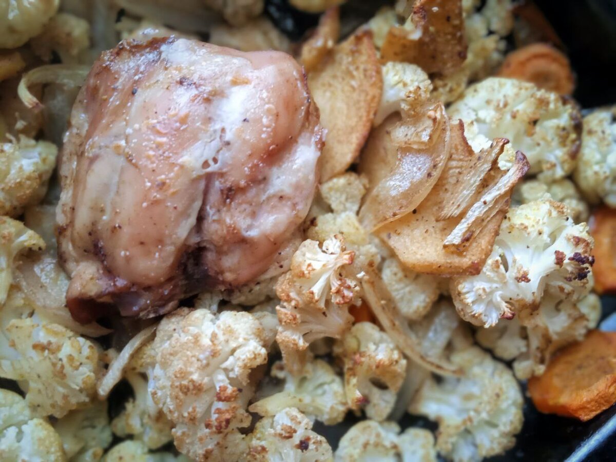 Курица с овощами и айвой