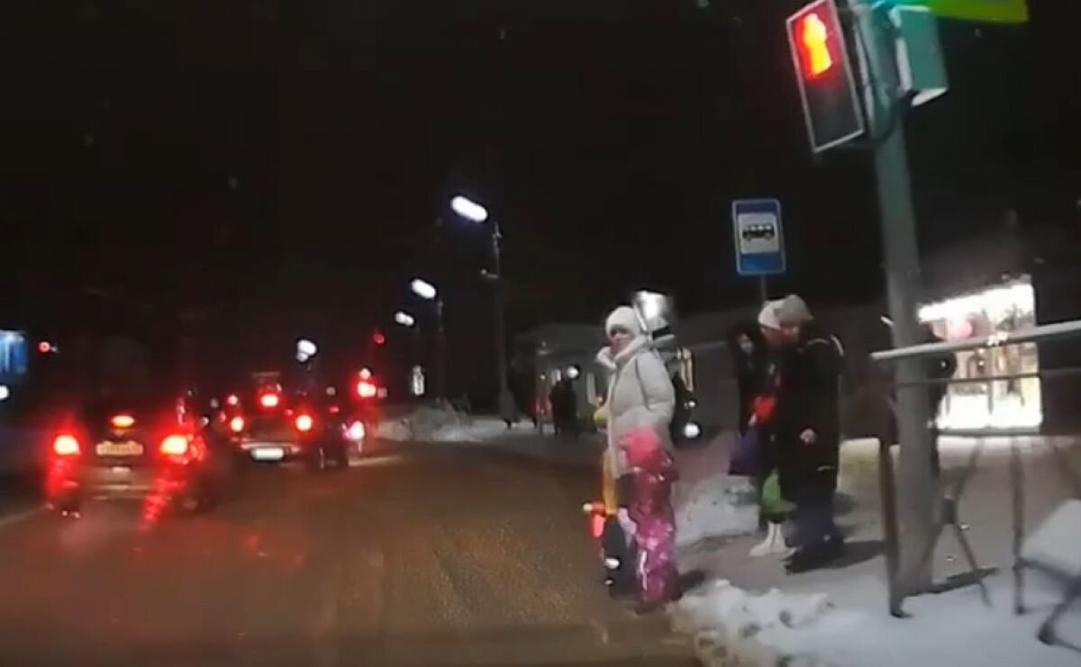 В Орле на видео попал небезопасный переход дороги с детьми | «Орловские  новости» | Дзен