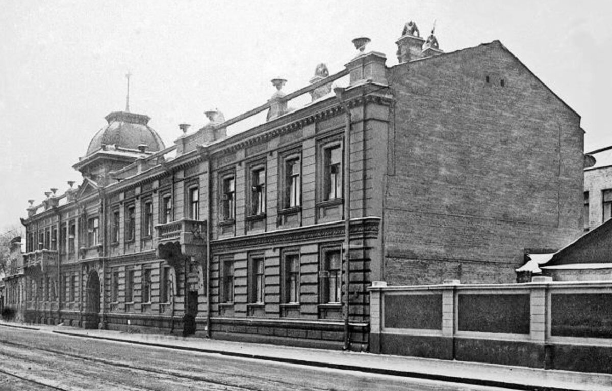 Так выглядел доходный дом, который построили в середине 19 века. Фото из книги Д. Дроздова "Большая Полянка. Прогулка по Замоскворечью от Малого Каменного моста до Серпуховской площади".