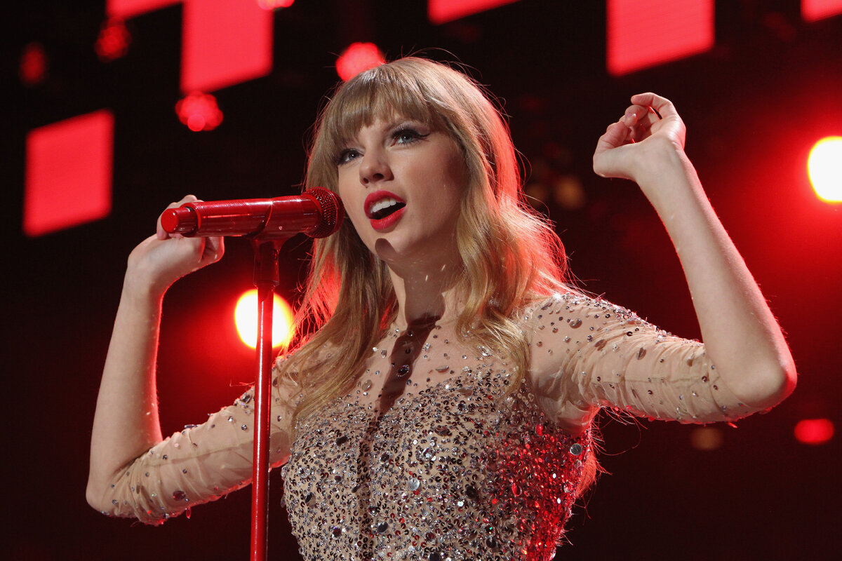 Taylor swift red. Тейлор свифт. taylor swift тейлор свифт. тейлор свифт поет. тейлор свифт 2025.