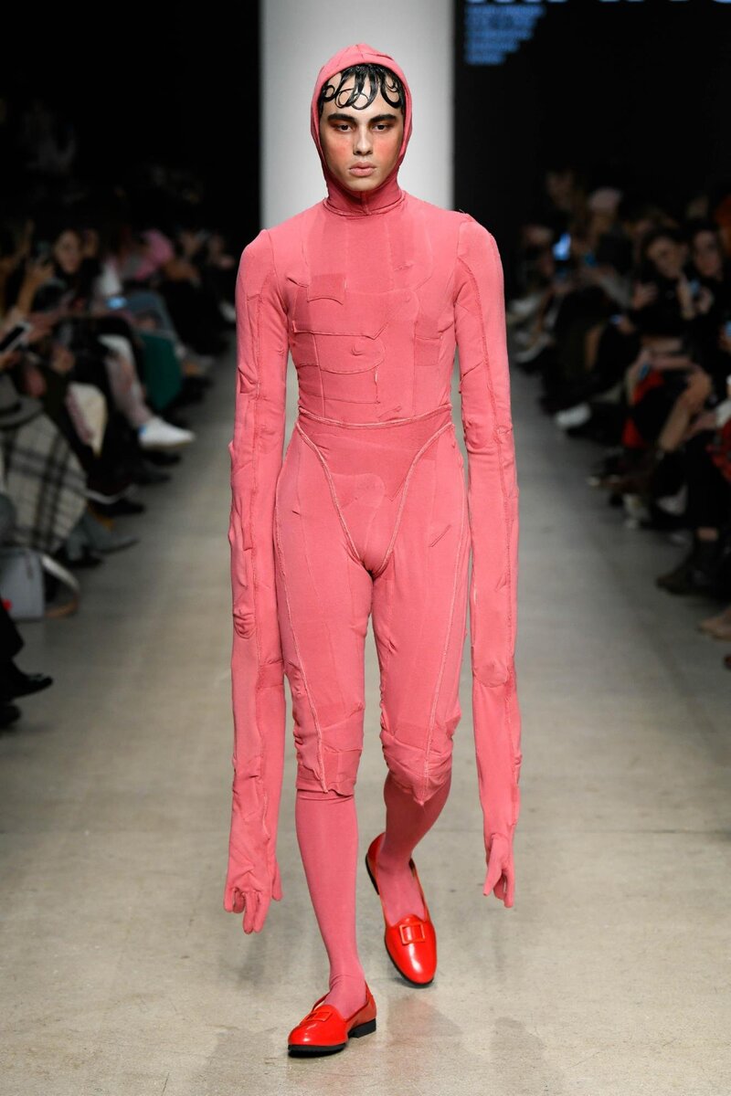 Странные модные показы. Модный показ. Показ диор весна-лето 2023г. Модные наряды 2021. Дольче габбана одежда женская 2022.