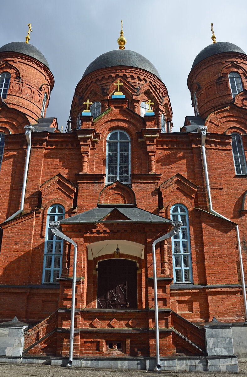 Фасад собора с южной стороны.