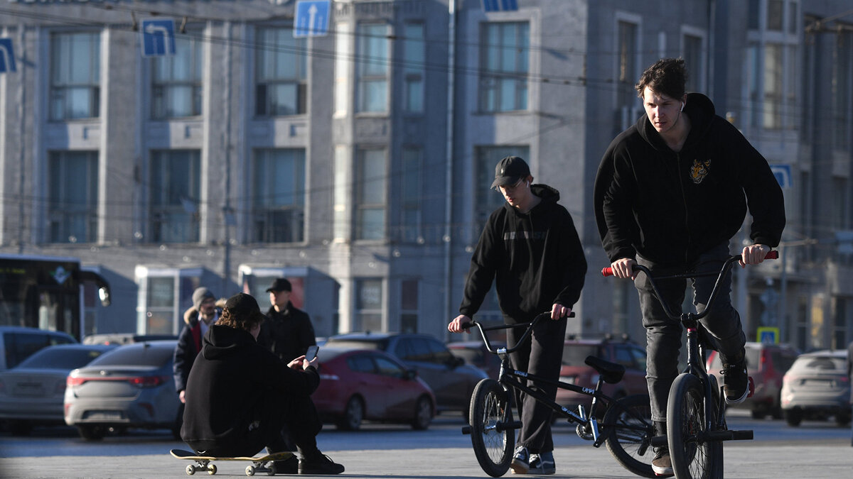    Подростки на велосипедах в Театральном сквере в Новосибирске.© РИА Новости . Александр Кряжев