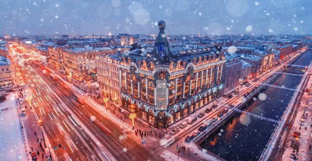 Что делать, если на улице до -16°C, а посмотреть на новогодний Петербург хочется? Конечно, отправиться на автобусную экскурсию!