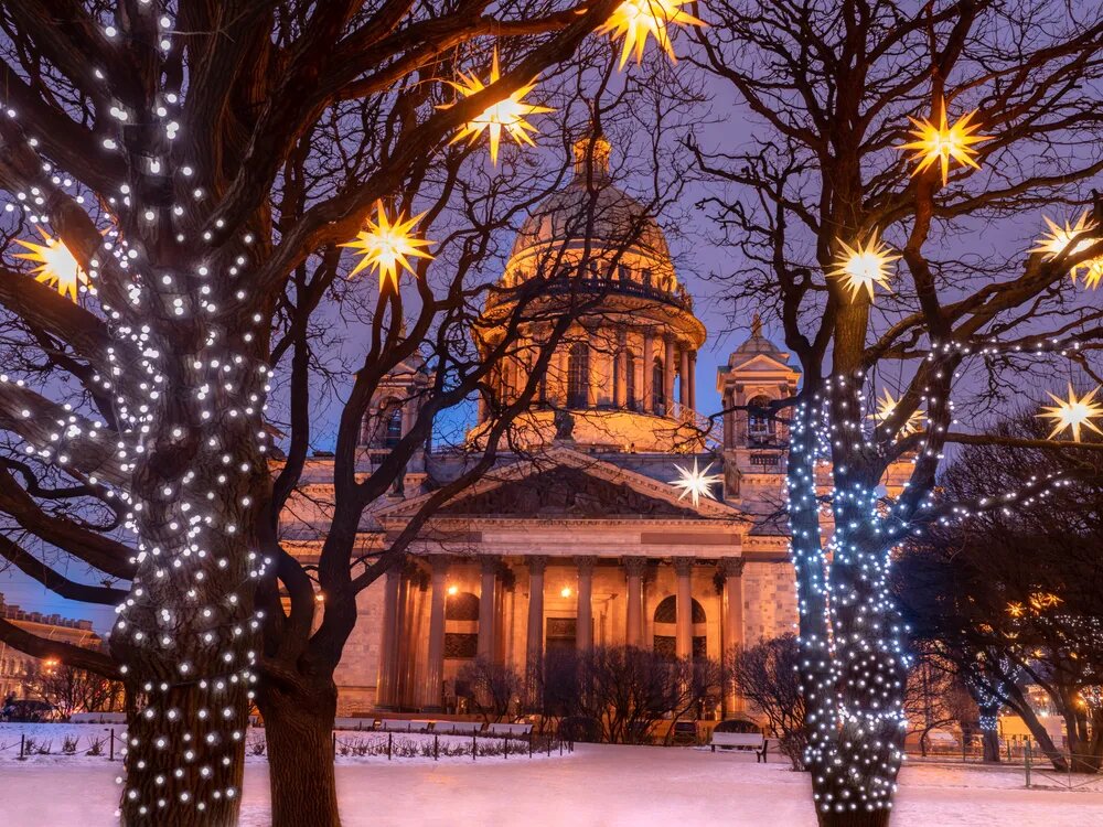 Что делать, если на улице до -16°C, а посмотреть на новогодний Петербург хочется? Конечно, отправиться на автобусную экскурсию!-2