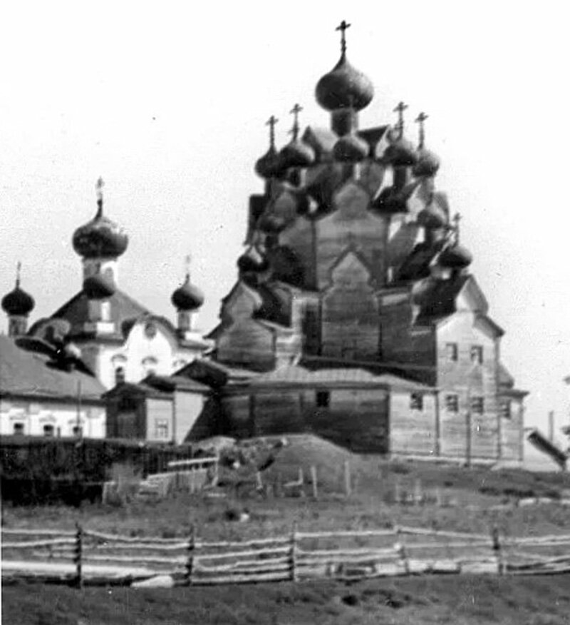 Храм Покрова Пресвятой Богородицы, Вытегорский погост. Первоначально построена без фундамента, от чего начала оседать, в 1793 году была разобрана, поставлена на каменный фундамент, обшита тесом и выбелена мелом.