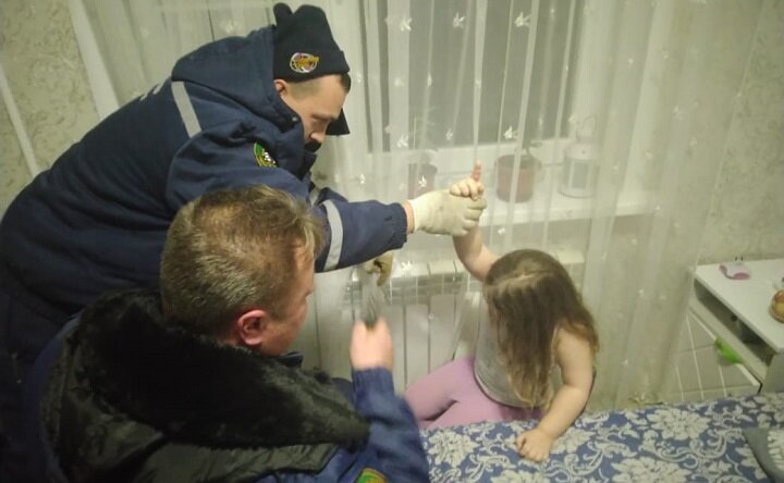 Спасатели в Таганроге помогли малышке, рука которой застряла в батарее Ёрш. Тага