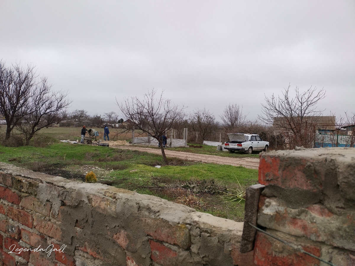 Начало строительства. Столбы забетонировали, первый ряд забора поставили