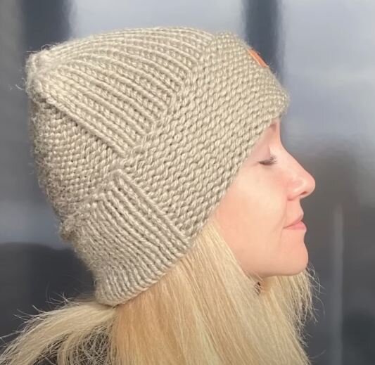    Простая модная шапка спицами   
Источник: Скриншот из видео