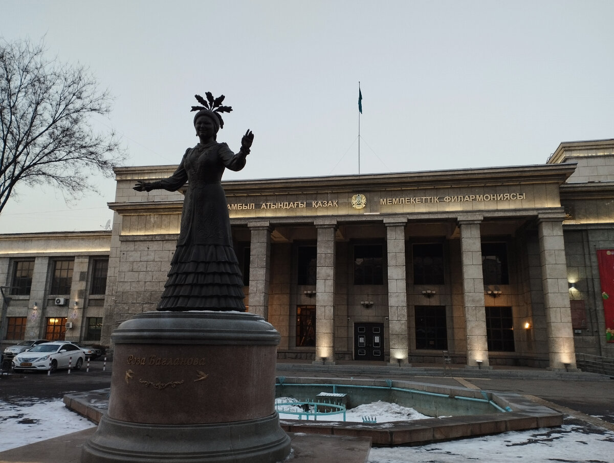 Памятник известной оперной певице, народной артистке СССР Розе Баглановой возле Казахской государственной филармонии