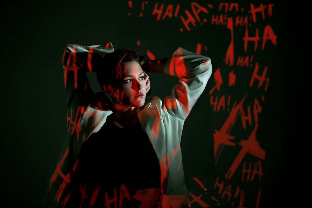    Проработка фона также важна для цельности кадра, как и красивый свет на модели / Фото: Елизавета Чечевица