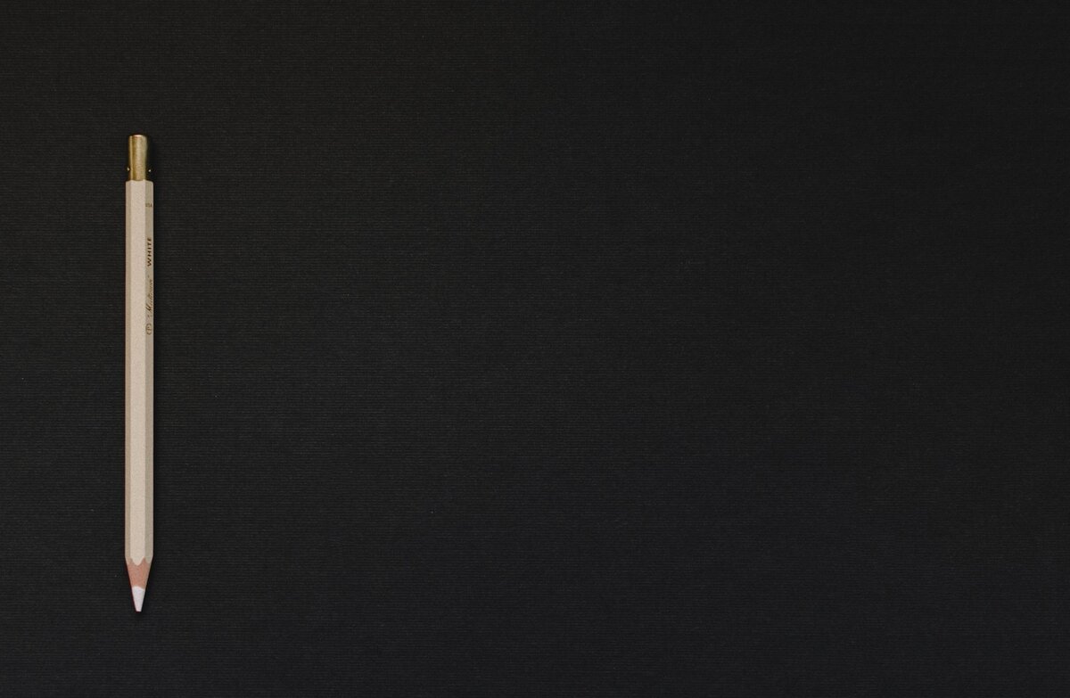    Плоский фон не создаёт ощущение глубины пространства, перспективы, объект просто находится на экране / Фото: unsplash.com