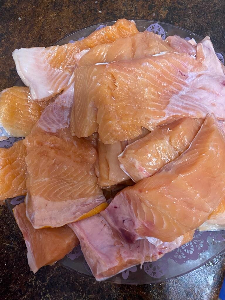 Филе рыбы разделано на порционные кусочки.