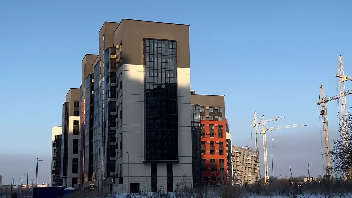     В микрорайоне «Салават Купере» в Казани возводится жилой комплекс «Мэхэббэт». Один из домов решено было оборудовать современной кухней и техникой. О том, как выглядят квартиры формата «Заезжай и живи», — в материале Inkazan.