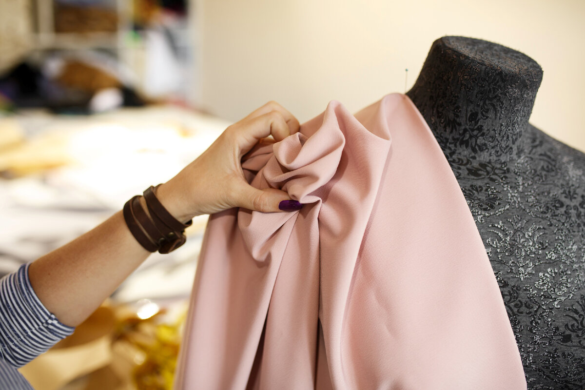 Простые манипуляции способны превратить обычный отрезок полотна в настоящий шедевр. Речь идет о драпировке. Рассказываем, что это такое и где ее используют.-2