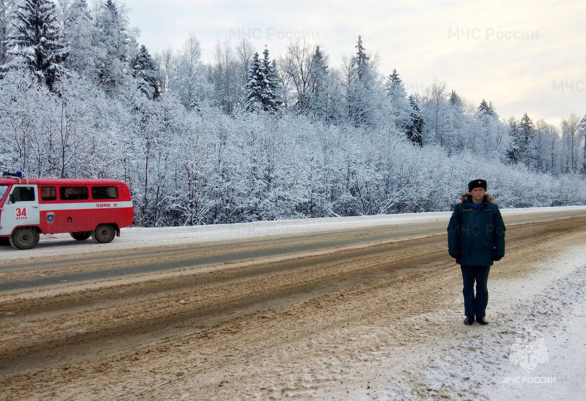 В связи с понижением температуры воздуха до аномальных для начала декабря отметок сотрудники Главного управления МЧС России по Костромской области организовали патрулирование автодорог региона. Сегодня на федеральных трассах и дорогах местного значения работает 25 оперативных групп.
