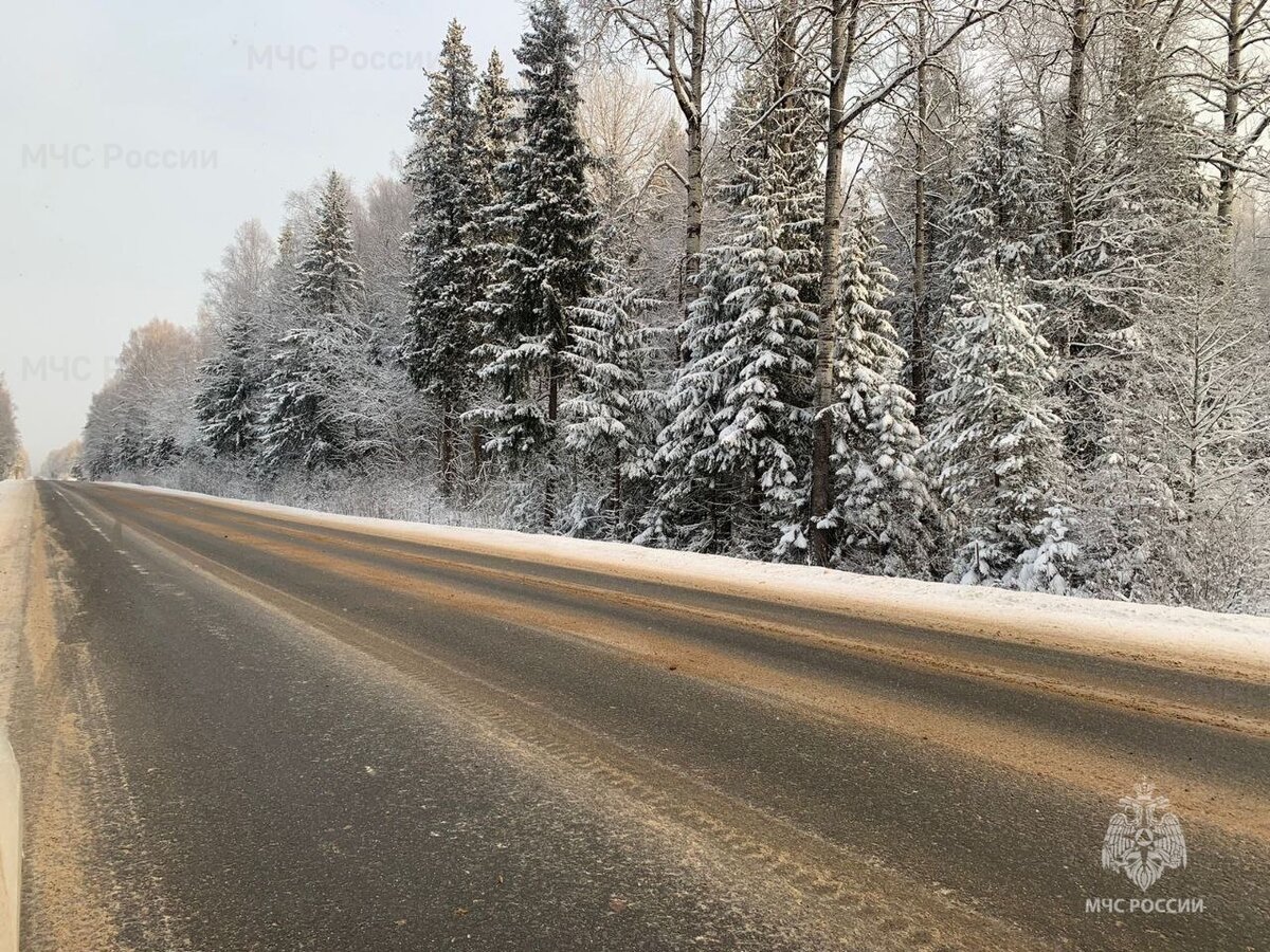 В первую очередь, под контролем сотрудников МЧС - аварийно-опасные участки дорог, участки с минимальным количеством населенных пунктов вблизи трасс, территории, где отсутствует мобильная связь. В задачу оперативных групп входит также мониторинг обстановки на наличие аварий и заторов, а также оценка состояния дорожного покрытия.