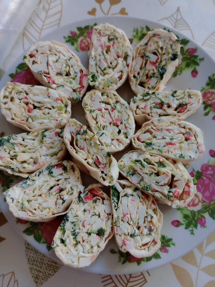 Такую закуску можно падать на праздничный стол. Рецептов рулетиков из лаваша очень много, хочу поделиться с вами бюджетным, но не менее вкусным.