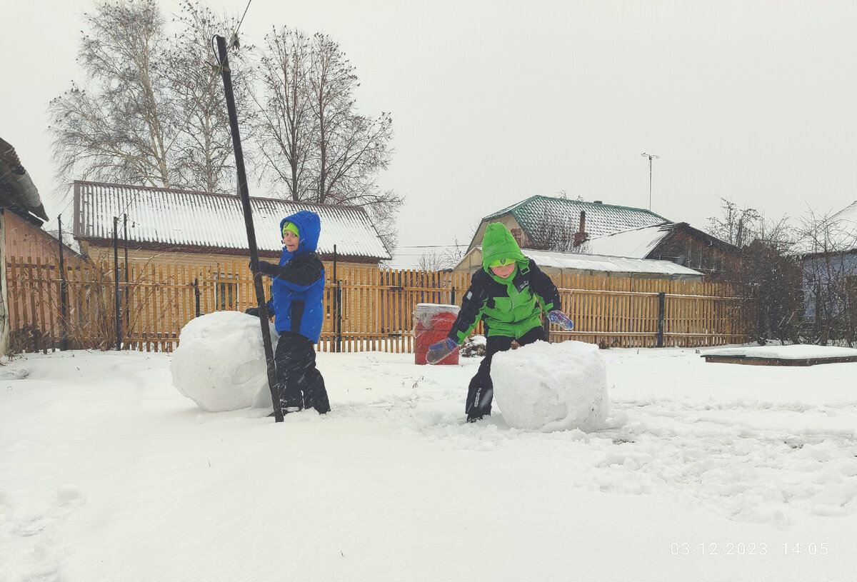 Вадя и Паша делают огромные накатыши из снега. Просто потому что могут
