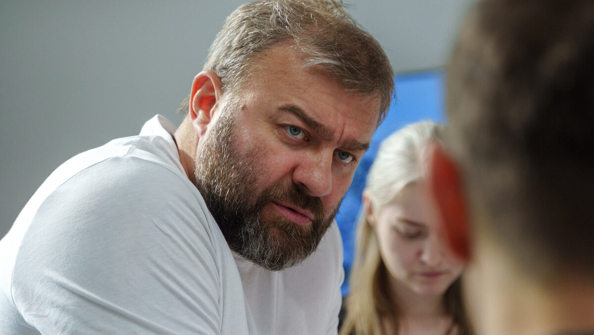 Виктор Громов (Михаил Пореченков). Источник фото: https://www.kino-teatr.ru/kino/movie/ros/166877/foto/1453958/