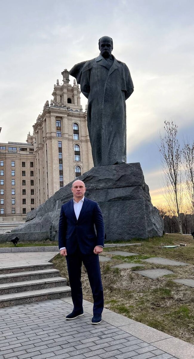 Илья Кива на фоне памятника Тарасу Шевченко в Москве. Фото из телеграм канала Илья Кива - ZOV КРОВИ