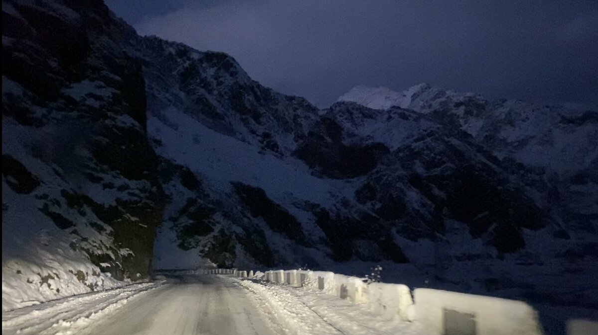 К сожалению не сделала фото, когда ехали в Тбилиси .Это уже дорога обратно. И снег вместо разметки отмечает обочины 😃