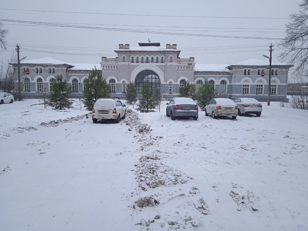 Вокзал был возведён в 1905г. в стиле эклектики. Фото автора.