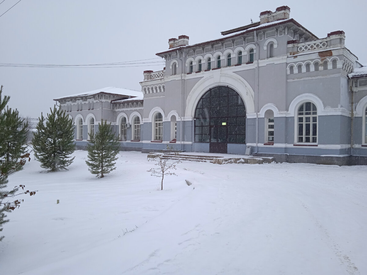 На станциях магистрали «Вятка – Вологда» возведено четыре таких вокзала: Свеча, Шарья, Николо-Полома и Буй. Последние три в Костромской области. Фото автора.