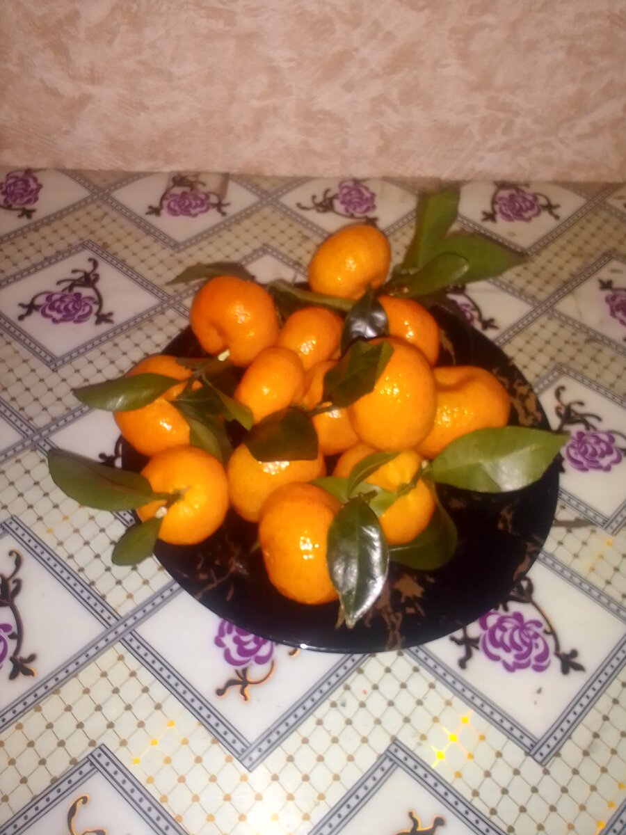 Мандарины, именно их запах напоминает что скоро Новый год.