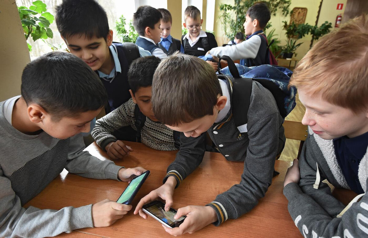 телефон на уроке. памятка про запрет телефонов в школе. закон о запрете телефонов в школе. закон о запрете гаджетов в школах. педагог с телефоном.