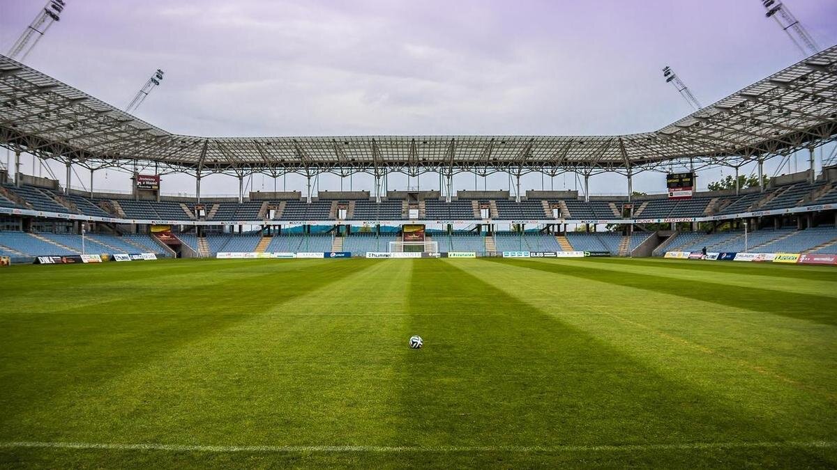    Футбольное поле:Pixabay